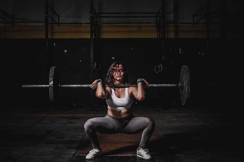 Girl doing heavy lifting at the gym