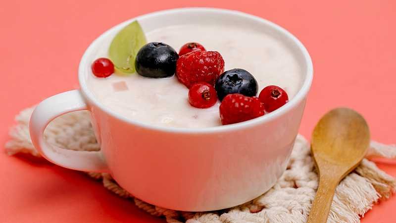 Yogurt and berries for a better lung health